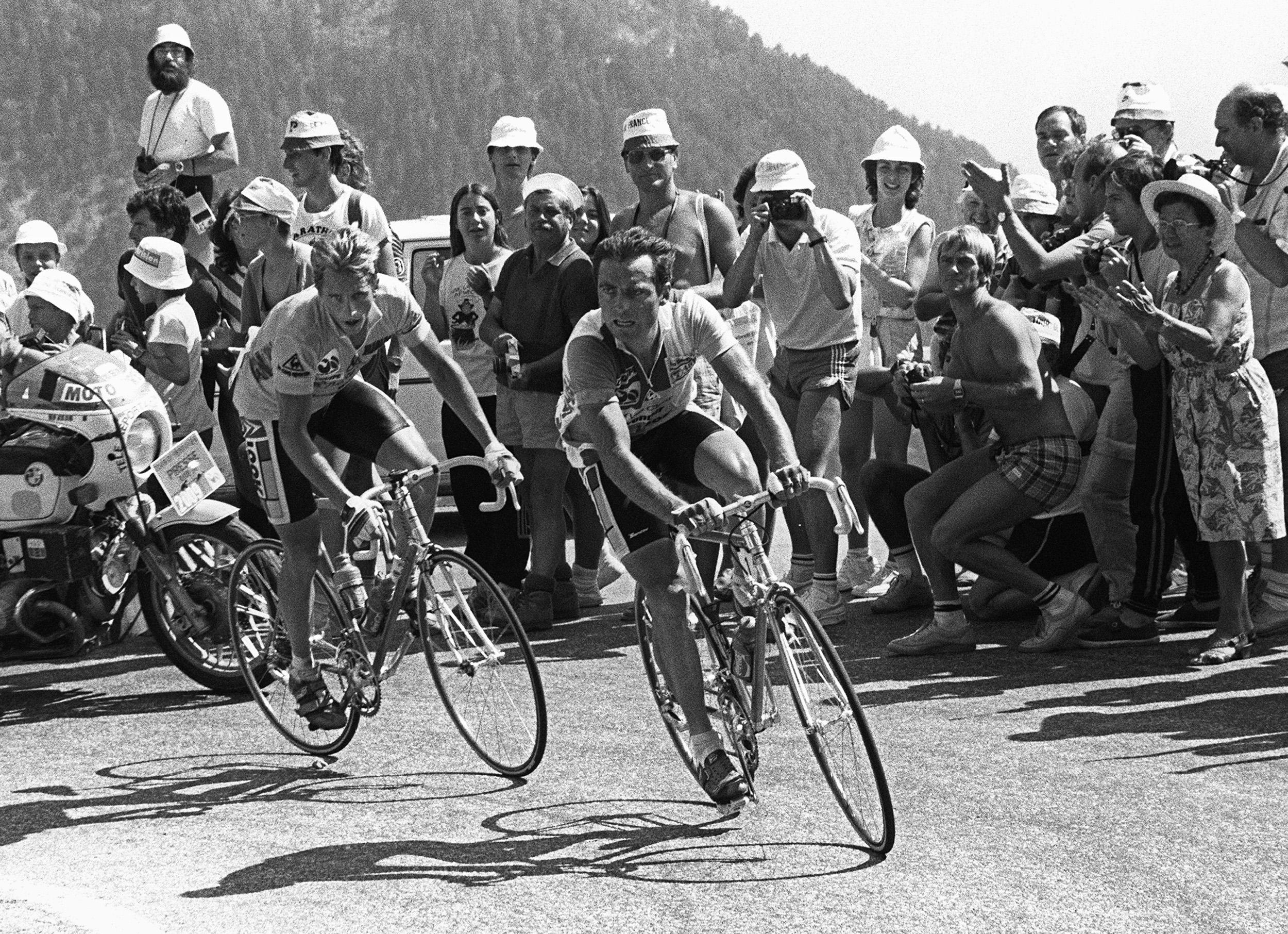 Greg LeMond en Bernard Hinault op de Alpe d'Huez tijdens de Tour van 1986