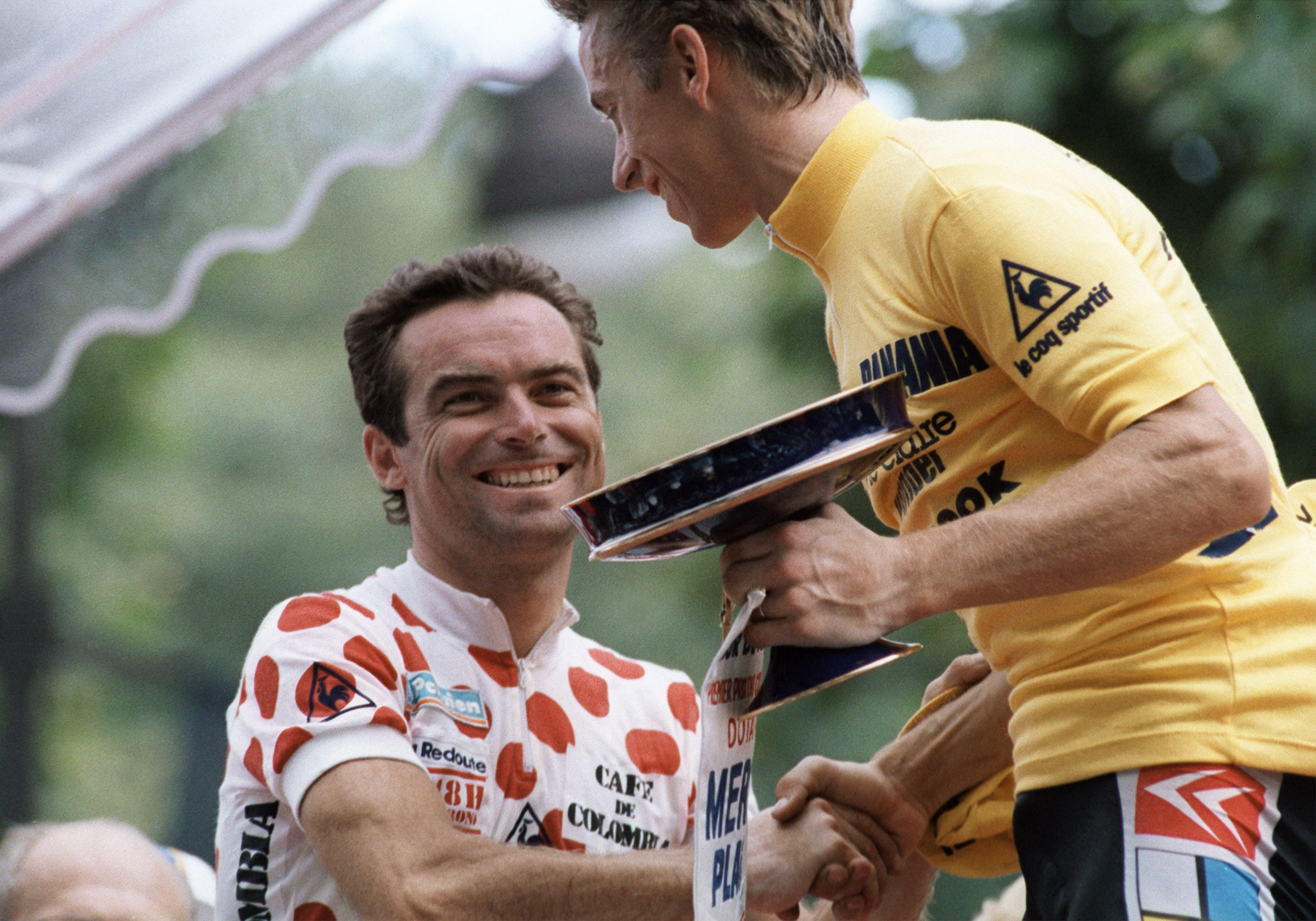 Hinault feliciteert LeMond mijn zijn Tour-overwinning van 1986