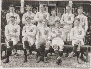 Teamfoto van Oranje uit 1914. Met rechtsonder Jan van Breda Kolff.